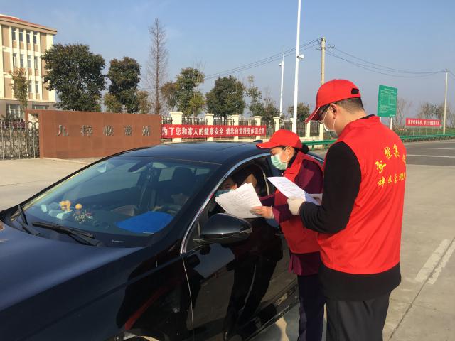 2月1日，蚌埠處九梓站向廣大司乘人員發(fā)放《安徽省交通運輸廳疫情防控工作指揮部 致司乘朋友的公開信》 (1).jpg