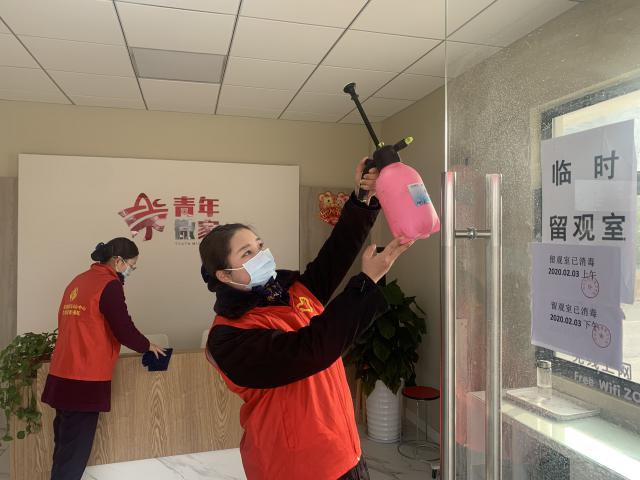 13馬鞍山中心將中心“青年微家”陣地改為臨時(shí)留觀室，青年志愿者定期進(jìn)行場(chǎng)所消毒處理，進(jìn)一步發(fā)揮團(tuán)屬陣地和青年志愿者作用（3）.jpg