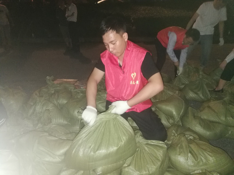 1595899704140541.jpg 高速地產“抗洪救災志愿小隊”青年支援街道防汛工作_調整大小.jpg