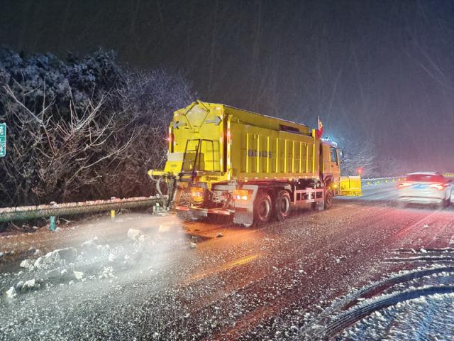 蚌埠處迅速組織人員、機(jī)械迅速到位，積極應(yīng)對(duì)鏟冰除雪作業(yè) (10)_調(diào)整大小.jpg