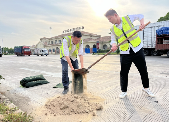 2驛達公司官塘服務區(qū)組織人員分裝填充防汛專用沙袋為汛期到來做準備.png