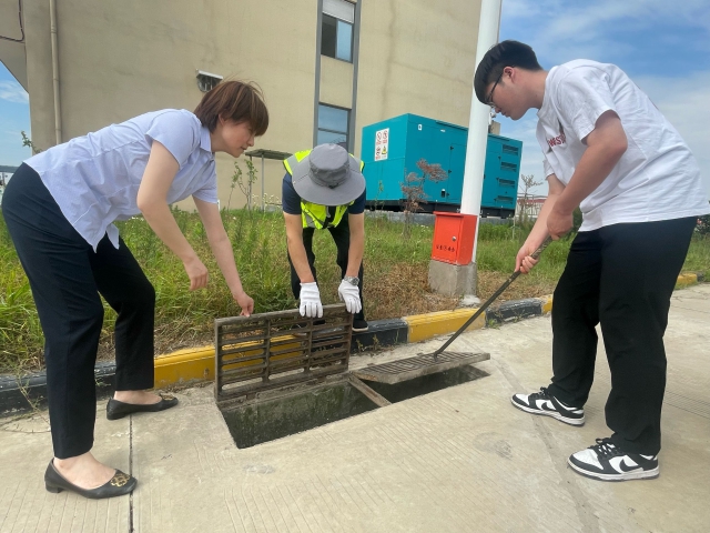 4迅捷物流高遠公司組織工作人員對園區(qū)內(nèi)雨水井開展排查和清掏疏通工作，確保園區(qū)雨季排水暢通。.png