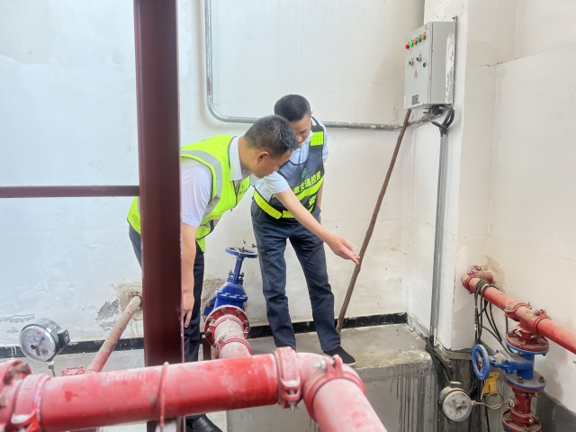 7宿州中心雙堆集站對站內(nèi)水電房，排水管道，邊溝等位置進行充分排查、清理和維護，未雨綢繆做好防汛工作。 (3).jpg