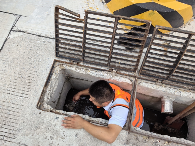 11阜陽處阜南站工作人員對收費道口排水口進行清理 ，做好防汛準備工作 (5).jpg