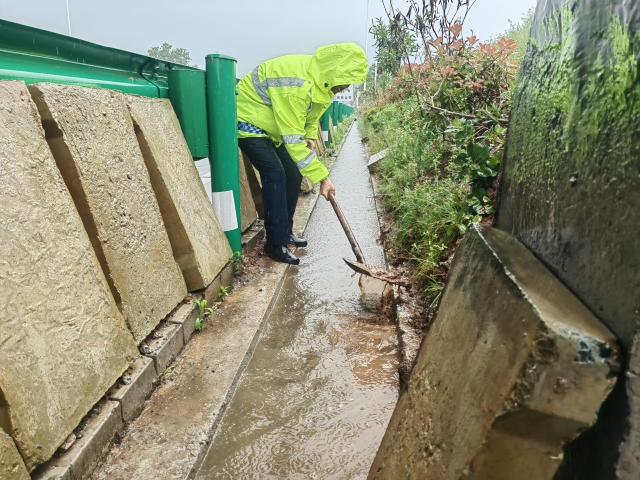 14雨季期間，合巢蕪處凌家灘站隨時關注道口邊坡排水情況，及時清理溝渠內(nèi)淤泥.jpg