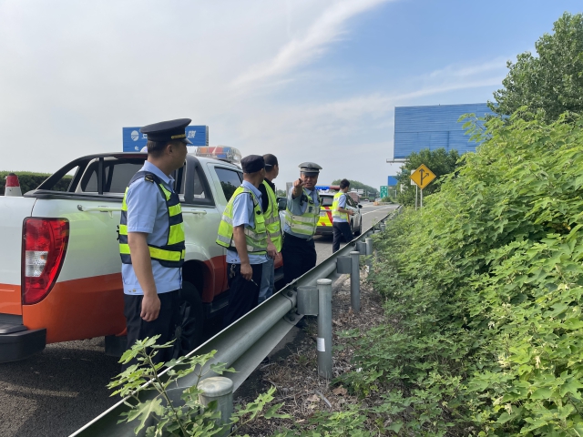 10蚌埠處永康保暢分中心聯(lián)合轄段高速交警、路政開展一路三方汛期安全隱患檢查。.jpg