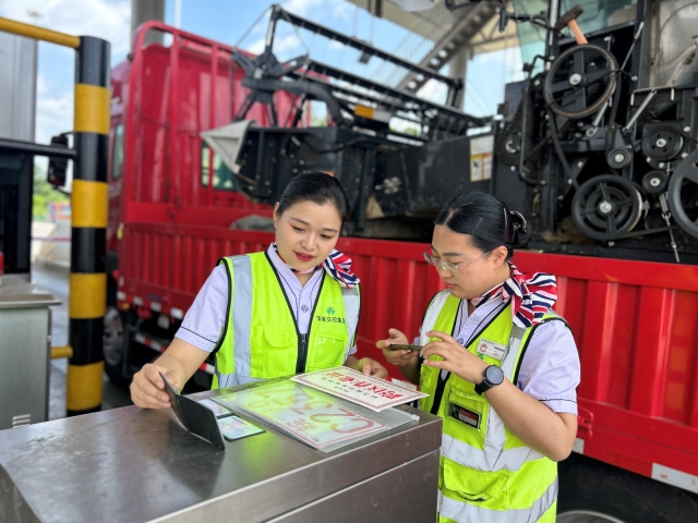 6月9日上午，合寧高速滁州中心吳莊收費(fèi)站優(yōu)化服務(wù)，快查快處，全力做好跨區(qū)收割機(jī)通行工作.JPG