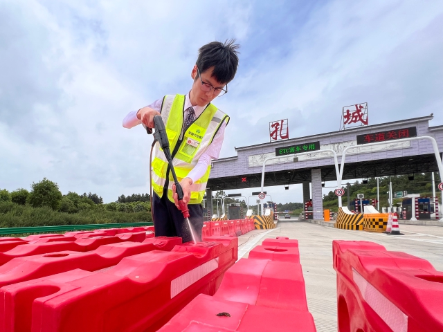 04 7月26日合安中心孔城收費站工作人員對收費廣場水馬進行臺風(fēng)前加固。.jpg