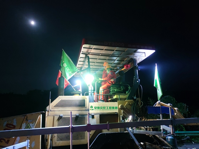 9 月 14 日，安徽交工集團(tuán)廣德至宣城段改擴(kuò)建工程07標(biāo)項(xiàng)目施工人員正在進(jìn)行路面銑刨攤鋪?zhàn)鳂I(yè)。.jpg