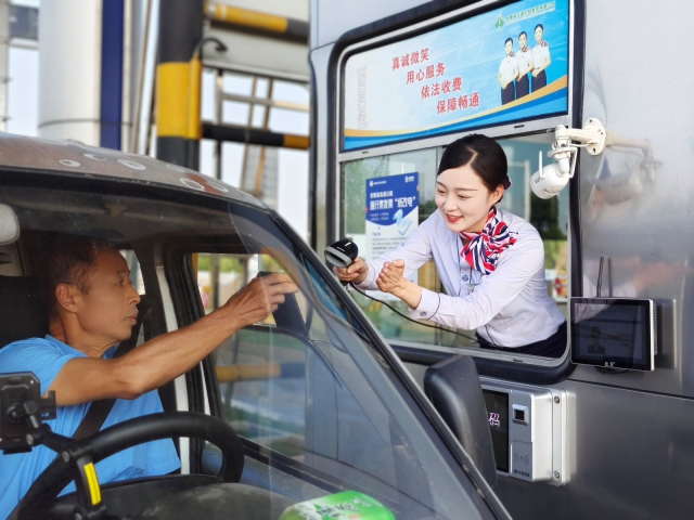 9月16日濟(jì)廣高速阜陽(yáng)處袁寨收費(fèi)站收費(fèi)員謝云正熱情服務(wù)過(guò)往司乘人員，用行動(dòng)踐行皖美服務(wù)1.jpg